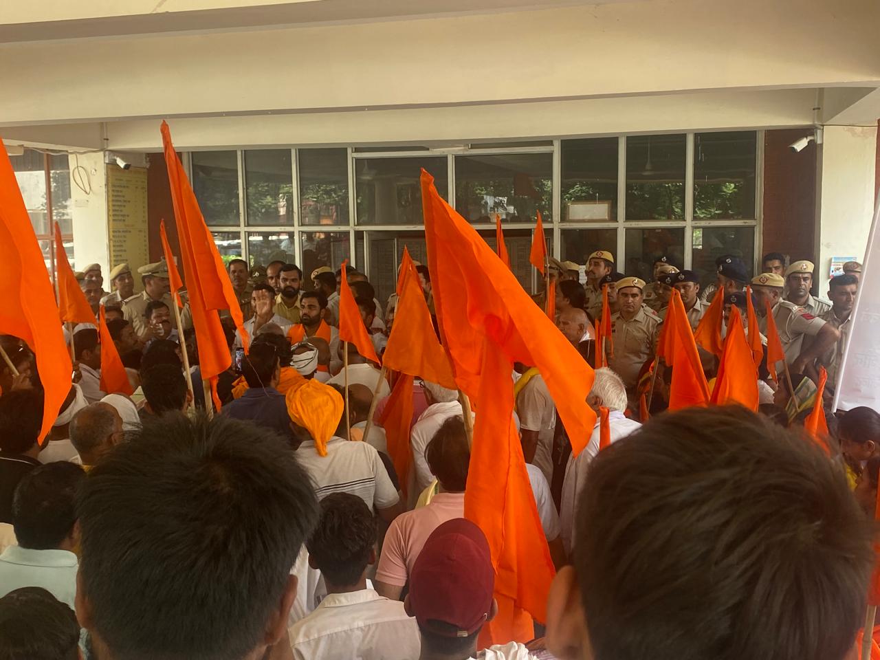 मांगों को लेकर प्रदर्शन करते हुए हिंदू संगठनों के कार्यकर्ता।