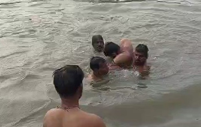 नदी में डूबते की प्रतीकात्मक तस्वीर नदी में डूबते की प्रतीकात्मक तस्वीर