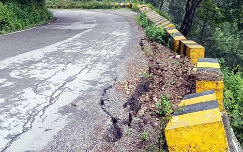 बल्दियाखान में सड़क किनारे हो रहा भूधंसाव। बल्दियाखान में सड़क किनारे हो रहा भूधंसाव।