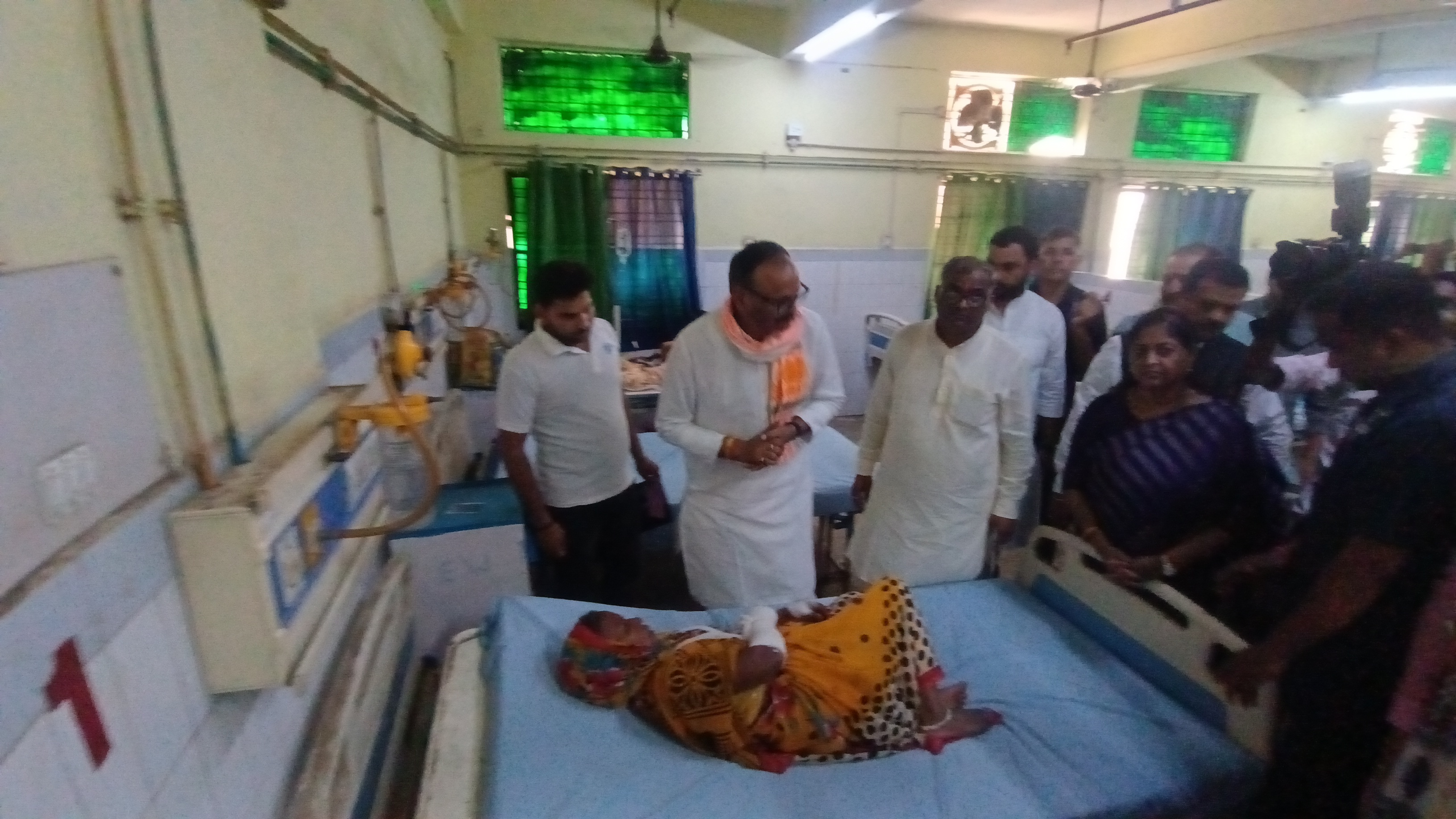 उप मुख्यमंत्री बृजेश पाठक जिला अस्पताल में भर्ती मरीजों का हालचाल लेते हुए उप मुख्यमंत्री बृजेश पाठक जिला अस्पताल में भर्ती मरीजों का हालचाल लेते हुए