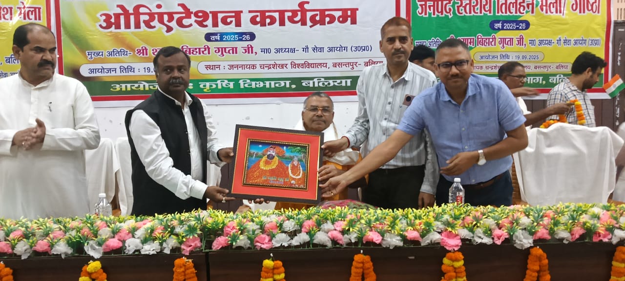गौ सेवा आयोग के अध्यक्ष को सम्मानित करते कुलपति प्रो. संजीत गुप्ता व अन्य