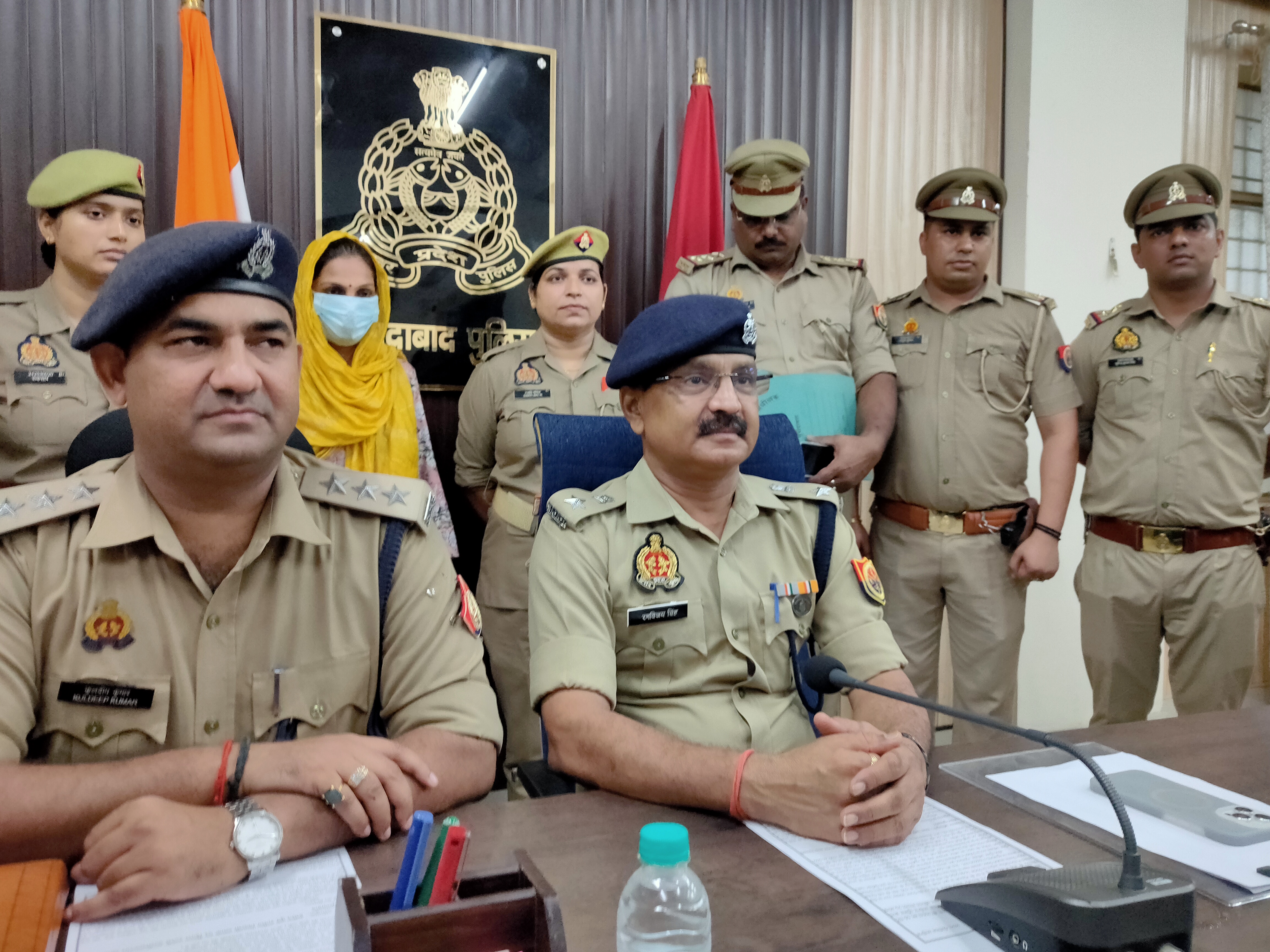 निर्यातक के घर हुई चोरी की घटना का खुलासा करते एसपी सिटी कुमार रणविजय सिंह और सीओ सिविल लाइन व पुलिस गिरफ्त आरोपित नौकरानी।