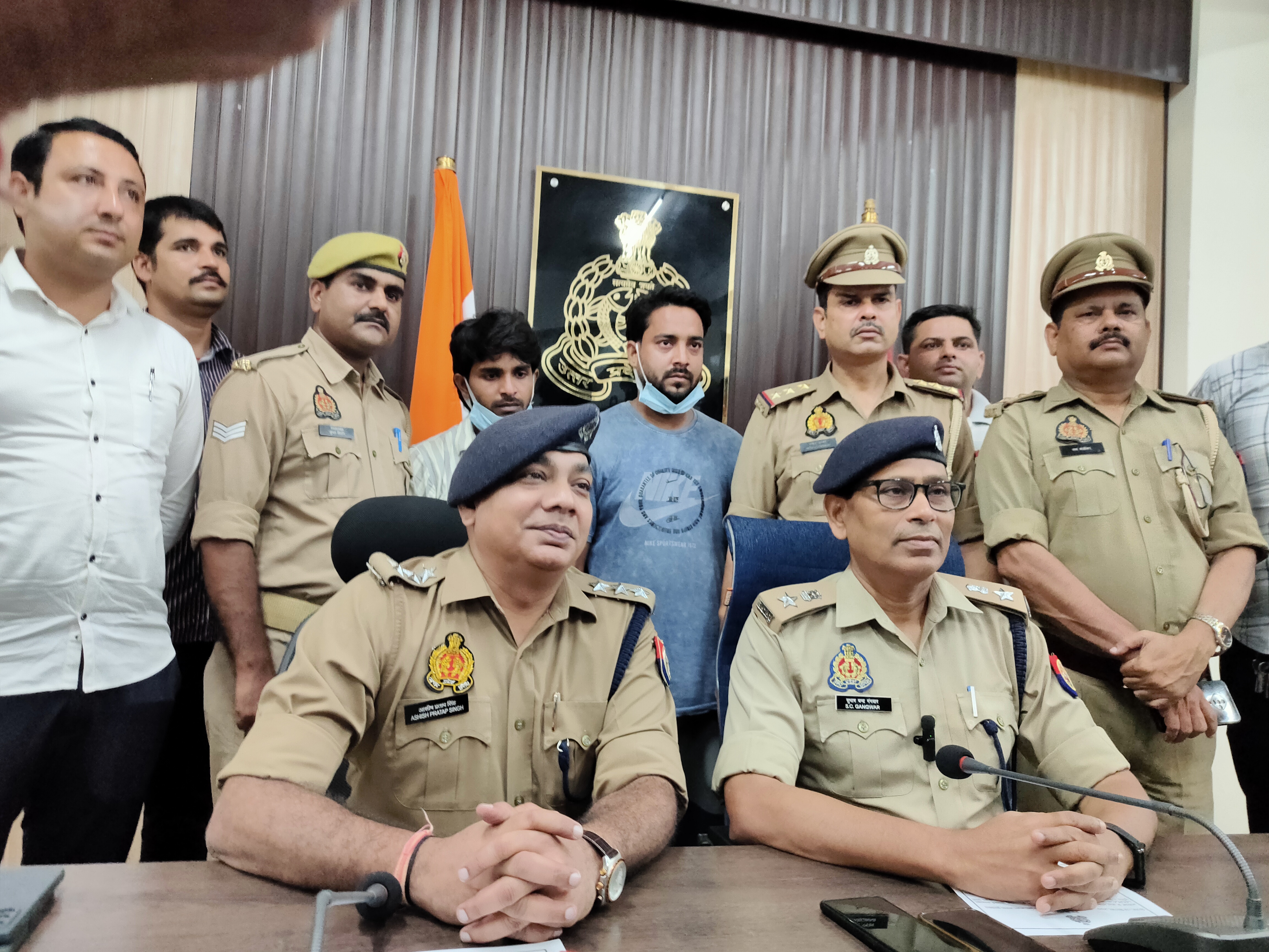 पुलिस लाइंस सभागार में 1 करोड़ 64 लाख रुपए की साइबर धोखाधड़ी की घटना का खुलासा करते एसपी क्राइम और साइबर क्राइम के नोडल अधिकारी सुभाष चंद्र गंगवार एवं सीओ आशीष प्रताप सिंह ने किया खुलासा।