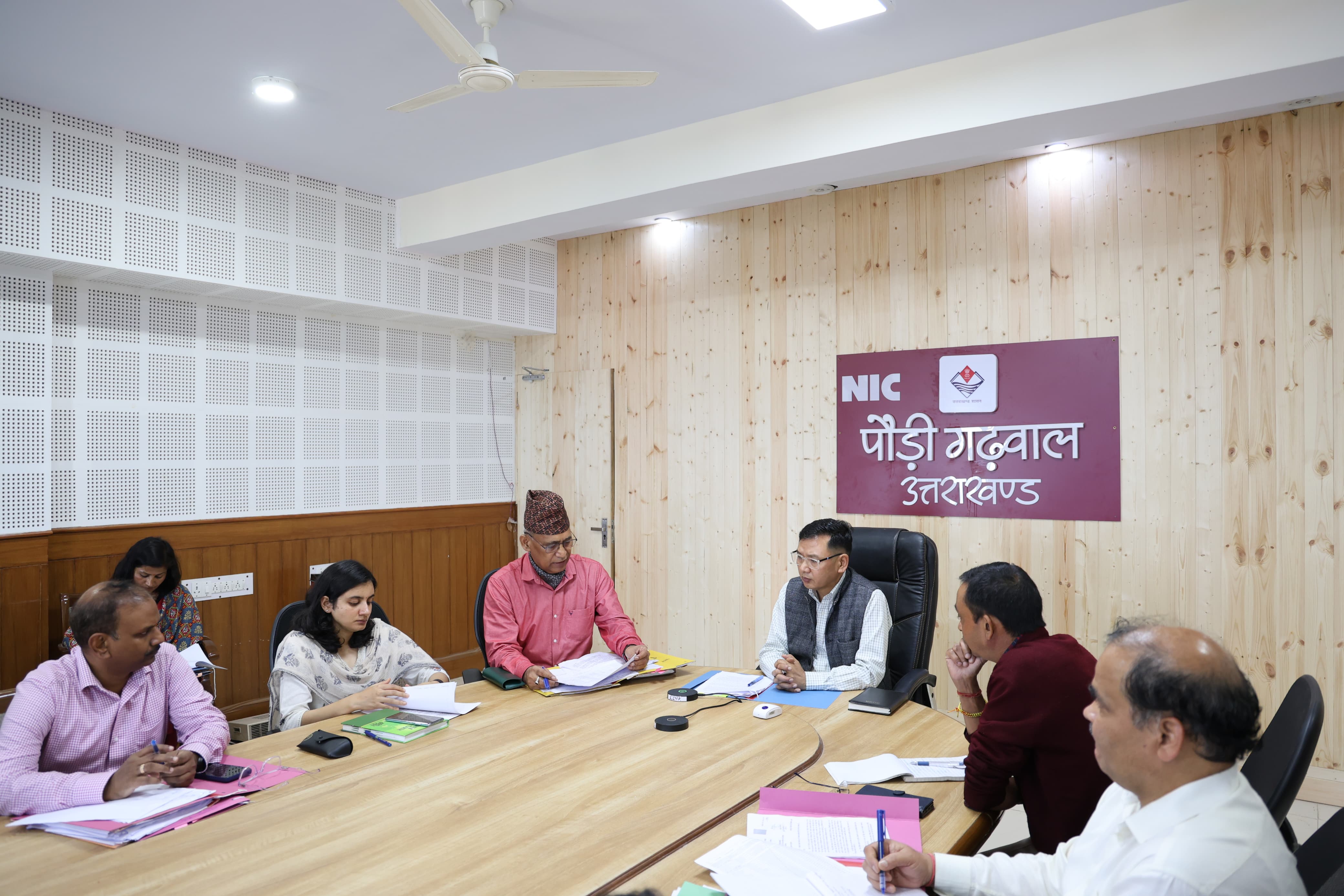 एनआईसी कक्ष में शहीद सम्मान समारोह की तैयारी की बैठा लेते एडीएम एनआईसी कक्ष में शहीद सम्मान समारोह की तैयारी की बैठा लेते एडीएम