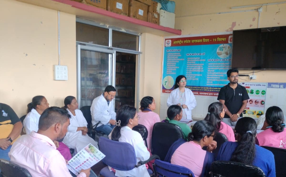 सामुदायिक स्वास्थ्य केंद्र घड़ियाल में जन जागरूकता गोष्ठी में मौजूद लोग