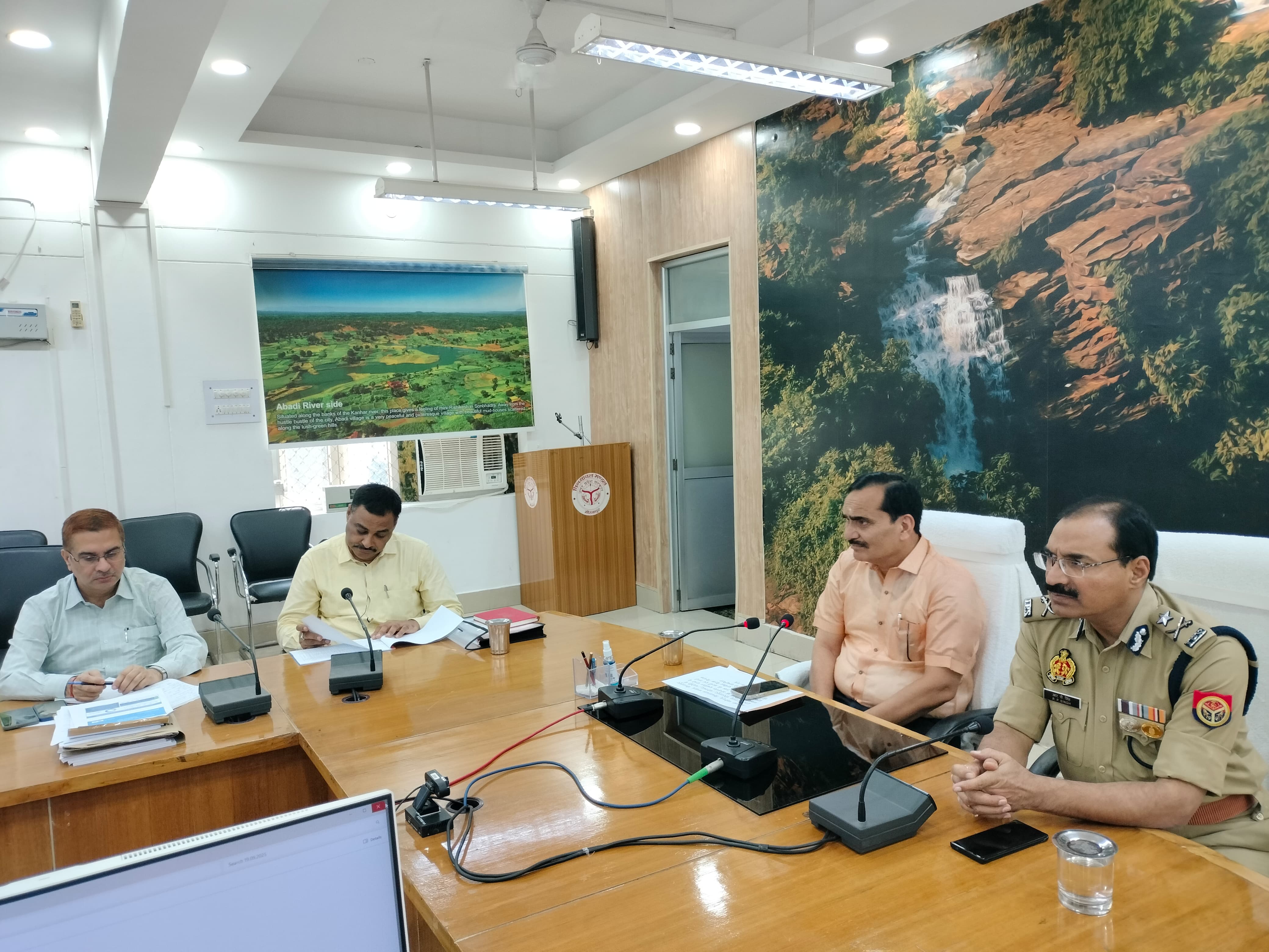 आयुक्त सभागार में मंडलीय समीक्षा बैठक करते मंडलायुक्त विन्ध्याचल मंडल बालकृष्ण त्रिपाठी