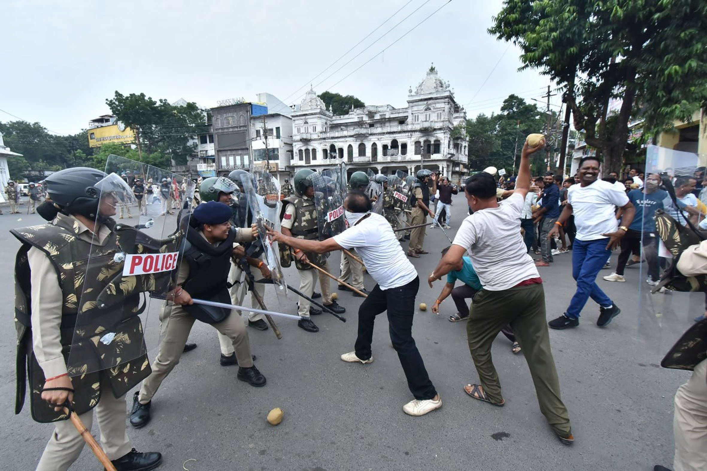 घउज्जैन में बीच चौराहे पर पुलिस ने की 2 घंटे तक मॉक ड्रिल घउज्जैन में बीच चौराहे पर पुलिस ने की 2 घंटे तक मॉक ड्रिल
