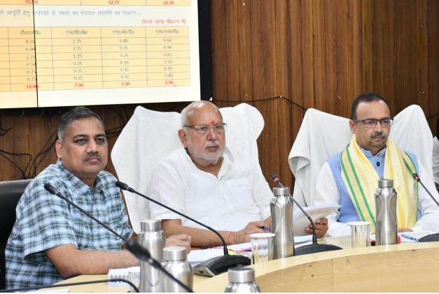 बैठक करते कृषि मंत्री सूर्य प्रताप शाही व सहकारिता मंत्री जेपीएस राठौर