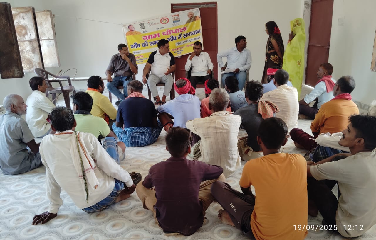 चौपाल में अपनी समस्या बताते बबुरा गाँव के ग्रामीण