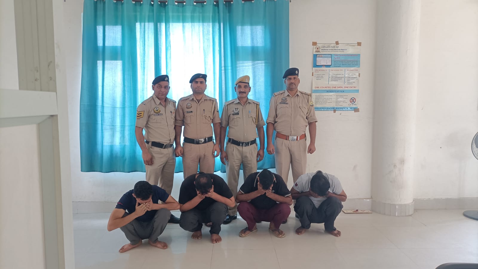 चरस के साथ पकड़े गए नशा तस्कर। चरस के साथ पकड़े गए नशा तस्कर।