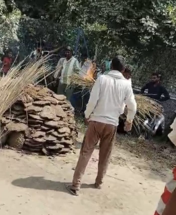 फोटो : रास्ते में अंतिम संस्कार करते हुए। फोटो : रास्ते में अंतिम संस्कार करते हुए।