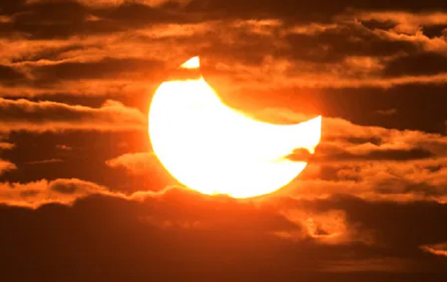 आंशिक सूर्यग्रहण (प्रतीकात्मक तस्वीर)
