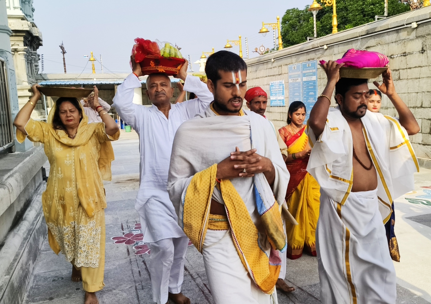 सामाजिक कार्यकर्ता आज जम्मू के तिरुपति बालाजी मंदिर में विशेष अभिषेक समारोह में श्रद्धा सुमन अर्पित किए