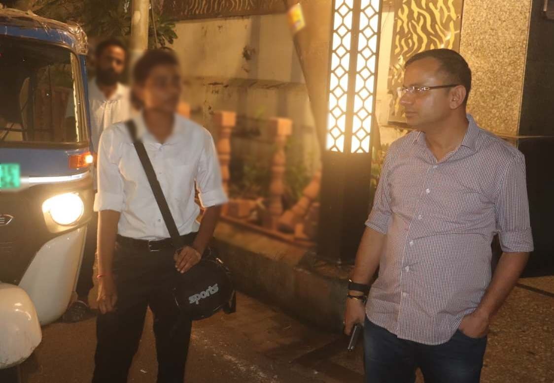 रात्रि भ्रमण के दौरान सीएनजी ऑटो में अकेले सफर करती दिखती महिला से पूछताछ करते एसएसपी सतपाल अंतिल।