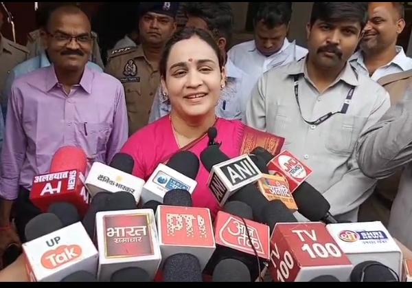 पत्रकारों से  बात करती अर्पणा यादव
