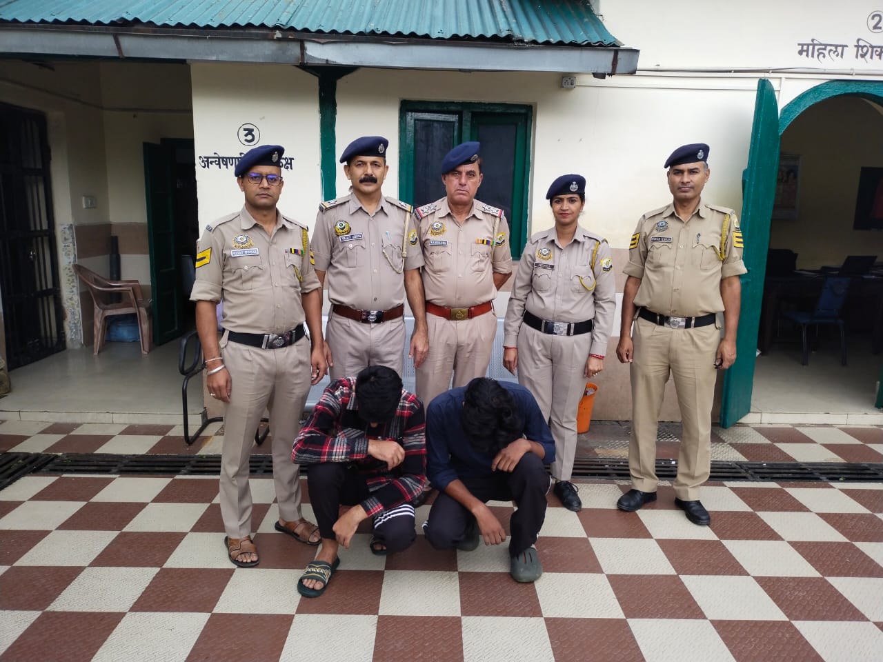 चिट्टे के साथ पकड़े गए युवक। चिट्टे के साथ पकड़े गए युवक।