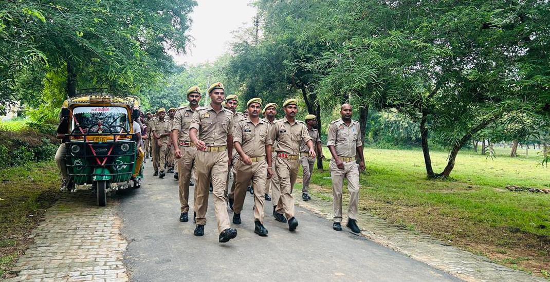 कालीखोह मार्ग पर गस्त करती पुलिस फोर्स।