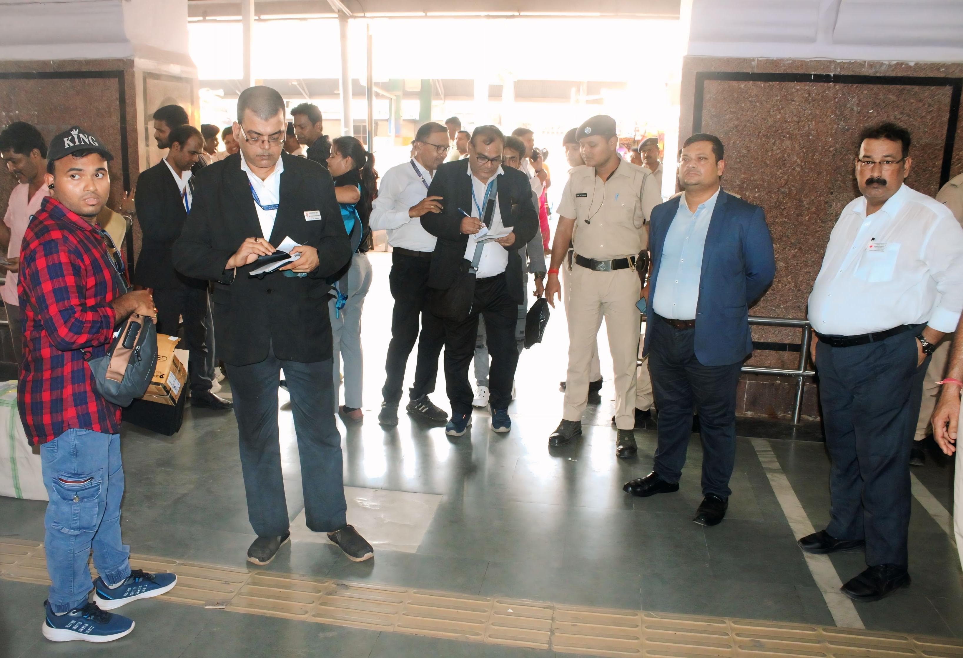 हावड़ा स्टेशन पर चला टिकट जांच अभियान