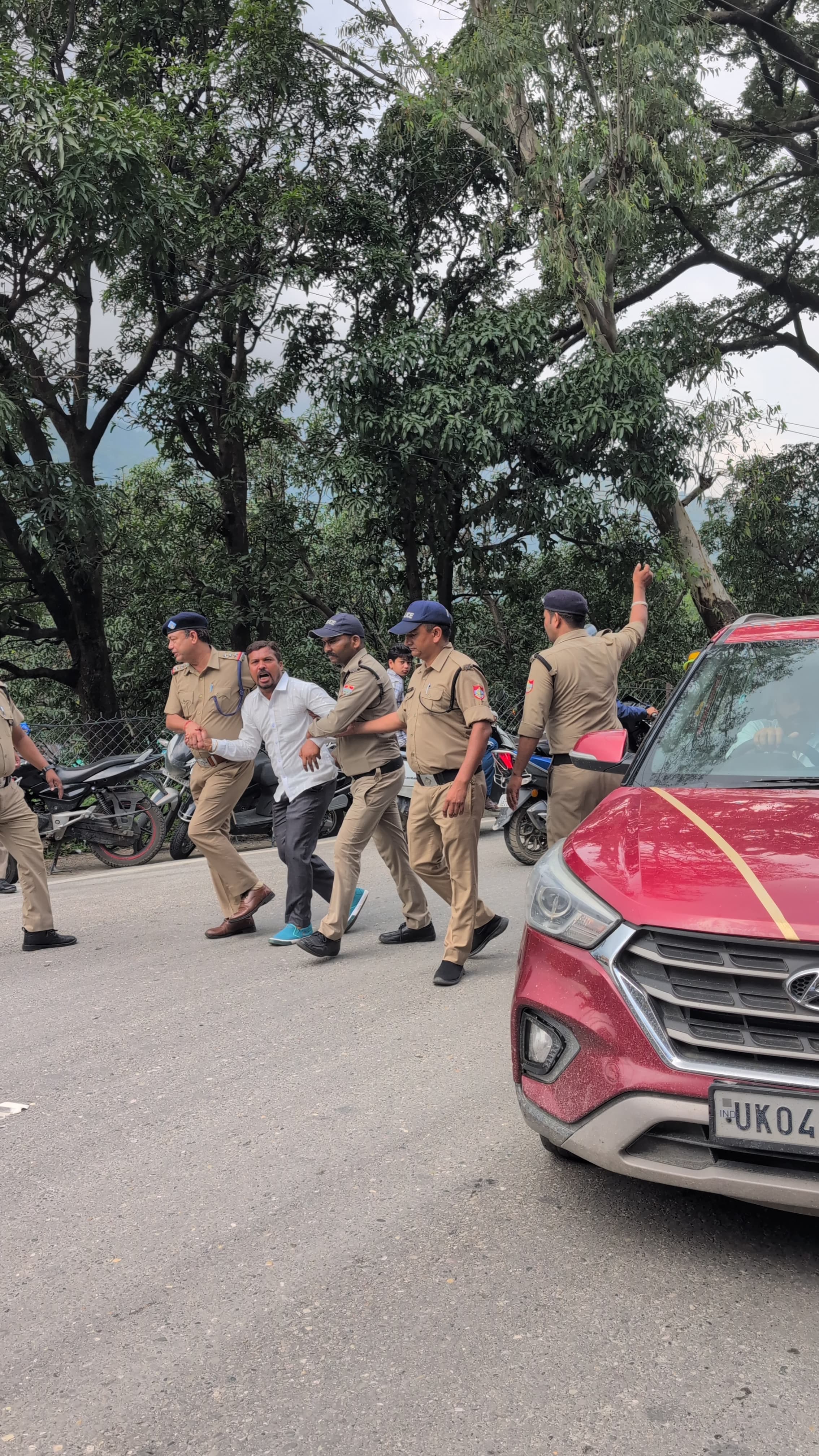 मुख्यमंत्री पुष्कर धामी के हल्द्वानी दौरे का युवा काग्रेस कार्यकर्ताओं ने राष्ट्रीय सचिव मीमांशा आर्या युवा काग्रेस प्रदेश उपाध्यक्ष हेमन्त साहू के अगवाई में कार्यकर्ताओं ने जोरदार विरोध प्रदर्शन किया