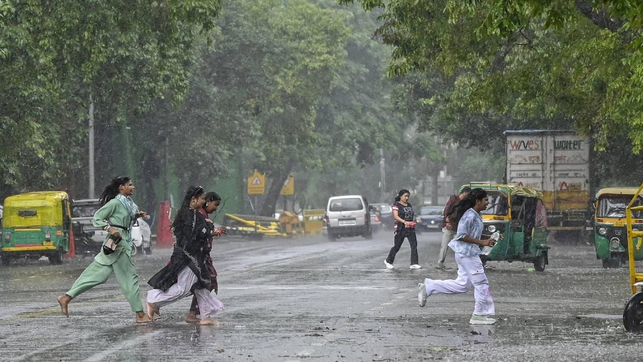 उत्तर और दक्षिण बंगाल में  भारी बारिश की संभावना