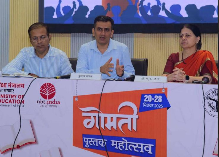 प्रेसवार्ता करते राष्ट्रीय पुस्तक न्यास के निदेशक युवराज मलिक