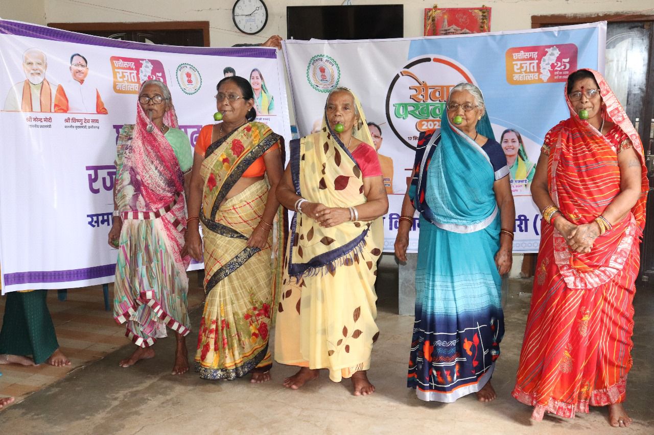 खेल के दौरान नींबू लेकर खड़ी हुई बुजुर्ग महिलाएं।