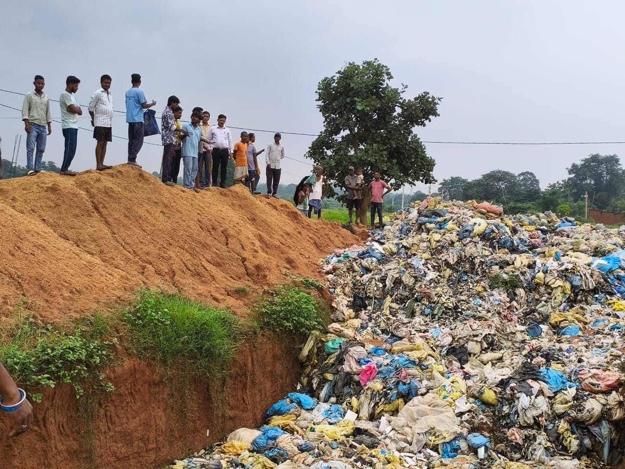 खुले में फेंका गया बायोमेडिकल वेस्ट खुले में फेंका गया बायोमेडिकल वेस्ट