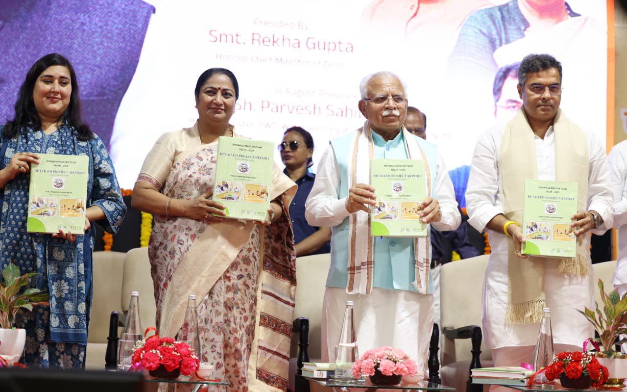 नई दिल्ली नगरपालिका परिषद के कन्वेंशन सेंटर में दिल्ली का नया ड्रेनेज मास्टर प्लान पेश करते केंद्रीय मंत्री मनोहर लाल, मुख्यमंत्री रेखा गुप्ता और मंत्री प्रवेश साहिब सिंह नई दिल्ली नगरपालिका परिषद के कन्वेंशन सेंटर में दिल्ली का नया ड्रेनेज मास्टर प्लान पेश करते केंद्रीय मंत्री मनोहर लाल, मुख्यमंत्री रेखा गुप्ता और मंत्री प्रवेश साहिब सिंह