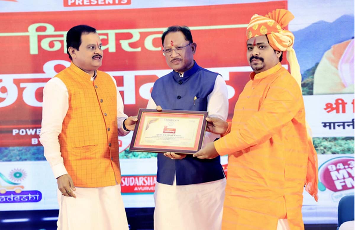 मुख्यमंत्री साय डॉ. प्रेमसाई महाराज को सम्मानित करते