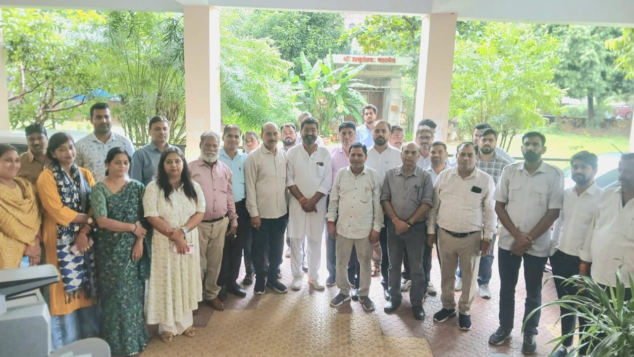 धरने को लेकर कर्मचारी महासंघ की विभिन्न विभागों में हुई गेट मीटिंग में मिला कर्मचारियों का भारी समर्थन