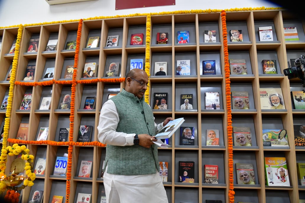 दिल्ली विधानसभा पुस्तकालय में प्रधानमंत्री नरेन्द्र मोदी को समर्पित ‘अपने प्रधानमंत्री को जानें’ पुस्तक गैलरी का उद्घाटन करते दिल्ली विधानसभा के अध्यक्ष विजेंद्र गुप्ता दिल्ली विधानसभा पुस्तकालय में प्रधानमंत्री नरेन्द्र मोदी को समर्पित ‘अपने प्रधानमंत्री को जानें’ पुस्तक गैलरी का उद्घाटन करते दिल्ली विधानसभा के अध्यक्ष विजेंद्र गुप्ता