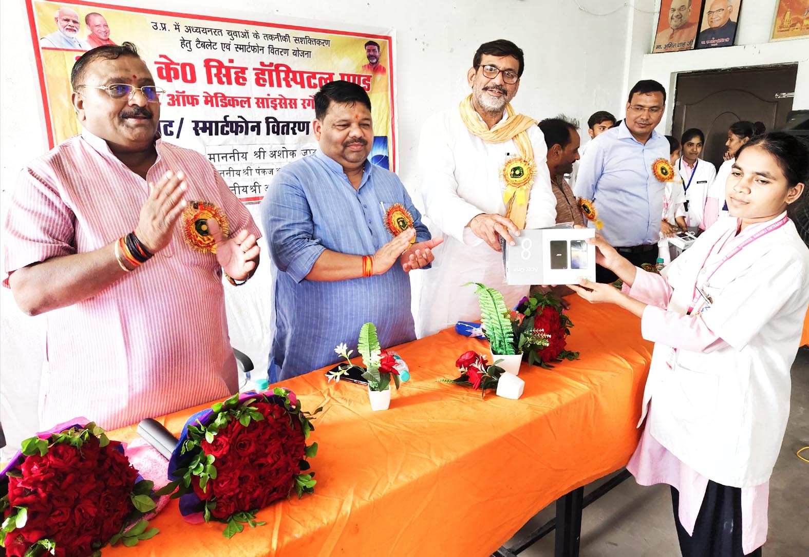 टैबलेट देकर युवाओं को हाईटेक बना रही उत्तर प्रदेश की योगी सरकार - अशोक जाटव