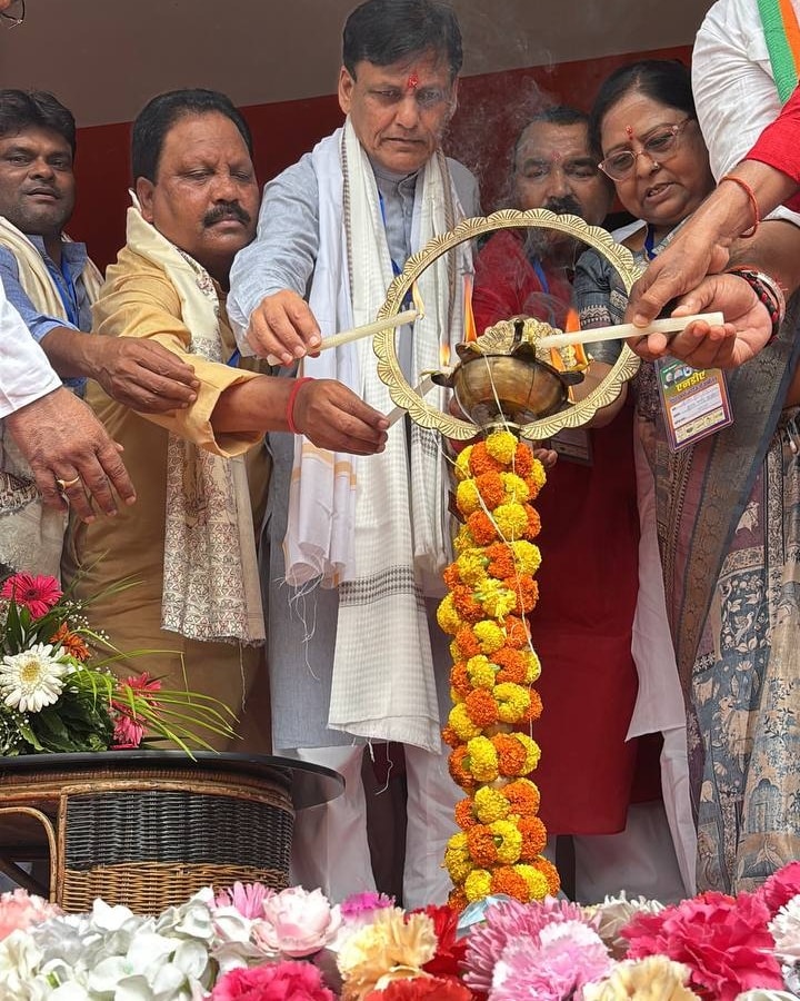 केंद्रीय मंत्री नित्यानंद राय ने नरपतगंज में भरा कार्यकर्ताओं में जोश, एकजुट होकर चुनाव लड़ने का किया आह्वान केंद्रीय मंत्री नित्यानंद राय ने नरपतगंज में भरा कार्यकर्ताओं में जोश, एकजुट होकर चुनाव लड़ने का किया आह्वान
