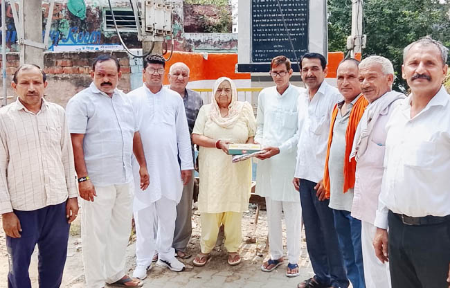 सोनीपत: शहीद की वीरांगना को सम्मानित करते हुए सोनीपत: शहीद की वीरांगना को सम्मानित करते हुए