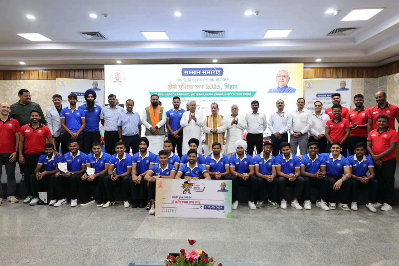 मुख्यमंत्री द्वारा सम्मान प्राप्त करने के बाद हॉकी टीम के खिलाड़ीगण मुख्यमंत्री द्वारा सम्मान प्राप्त करने के बाद हॉकी टीम के खिलाड़ीगण