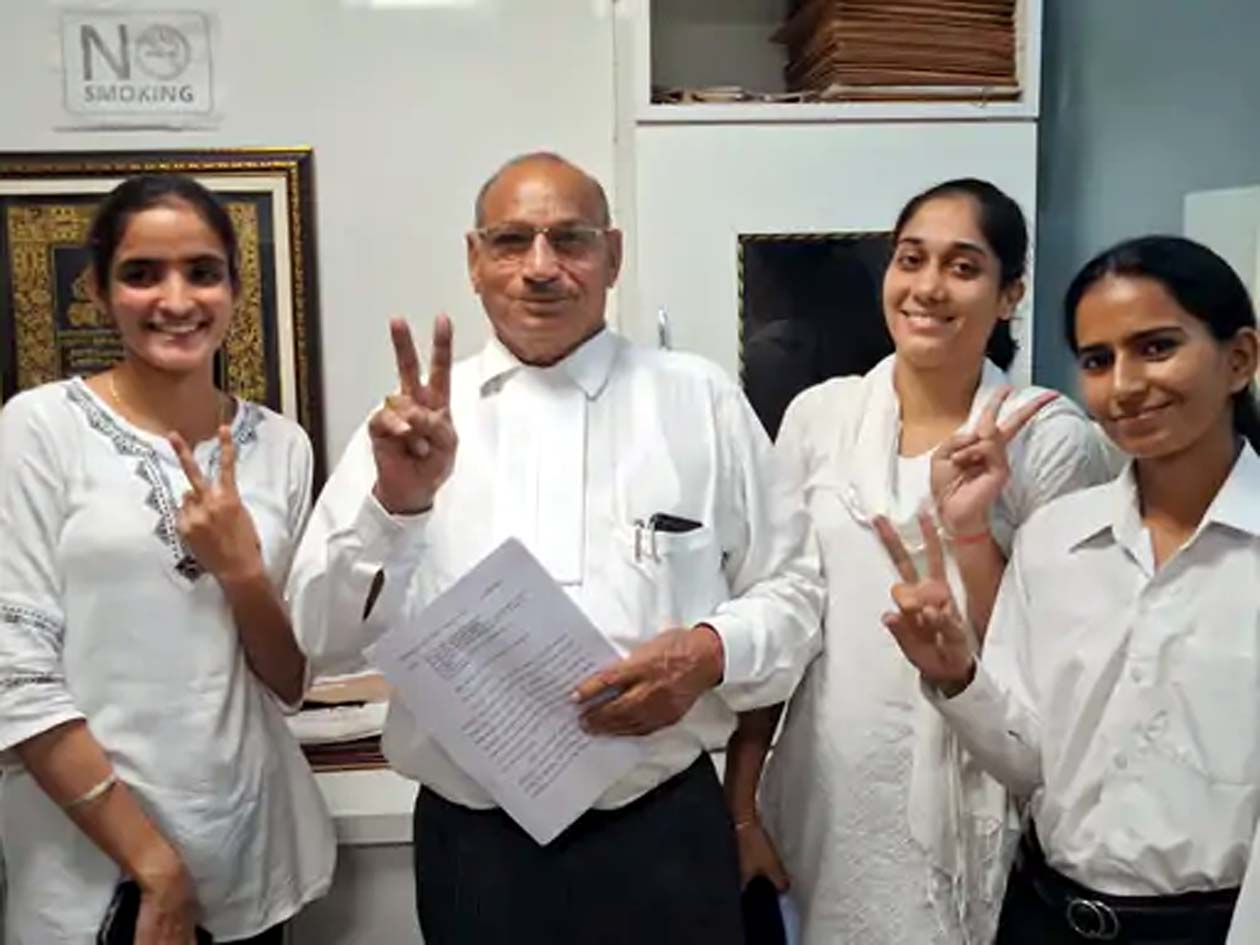 एडवोकेट ओमप्रकाश कौशिक के साथ लॉ छात्रा पूजा व अन्य। एडवोकेट ओमप्रकाश कौशिक के साथ लॉ छात्रा पूजा व अन्य।