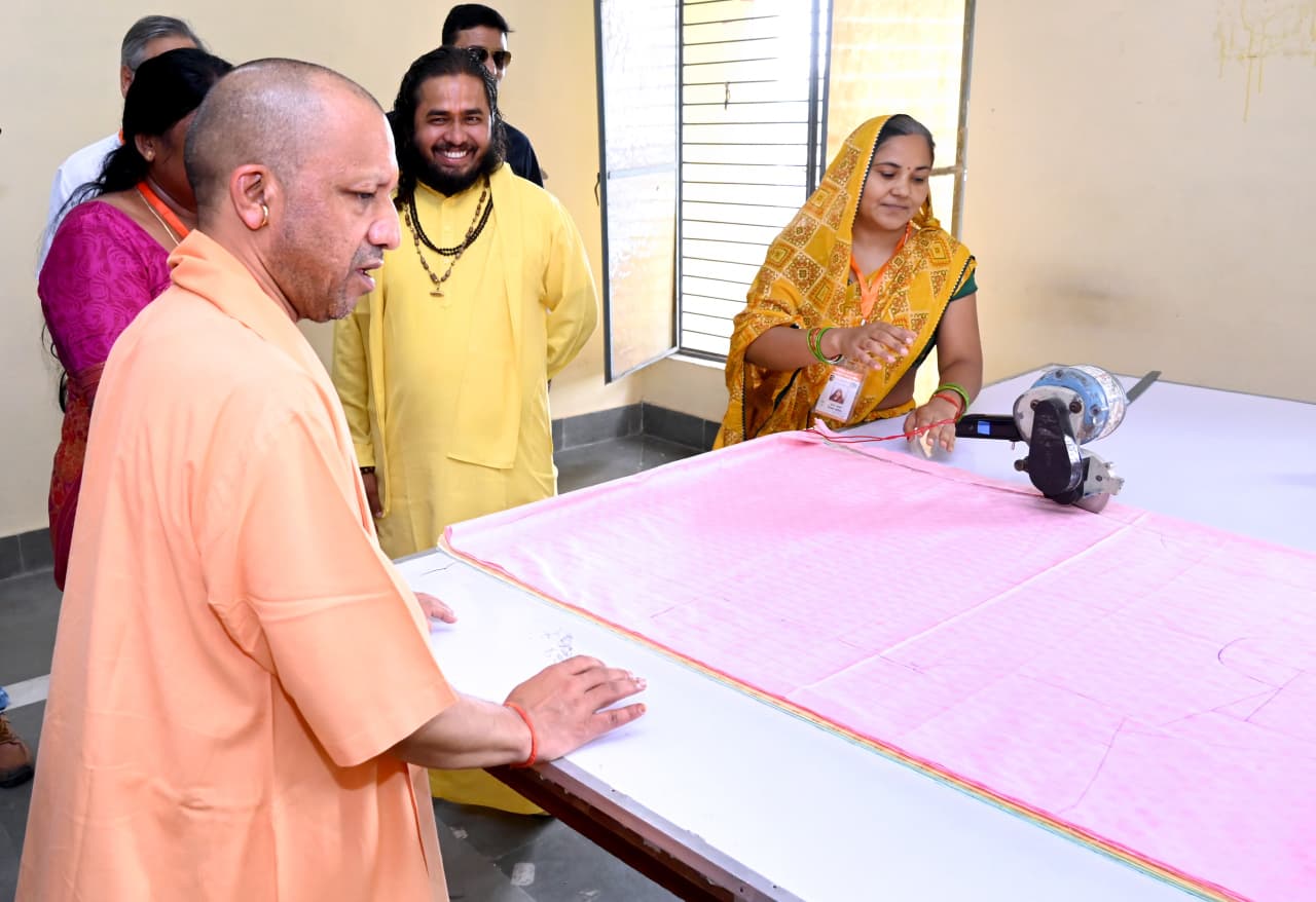 प्रदर्शनी का अवलाेकन करते हुए सीएम याेगी प्रदर्शनी का अवलाेकन करते हुए सीएम याेगी