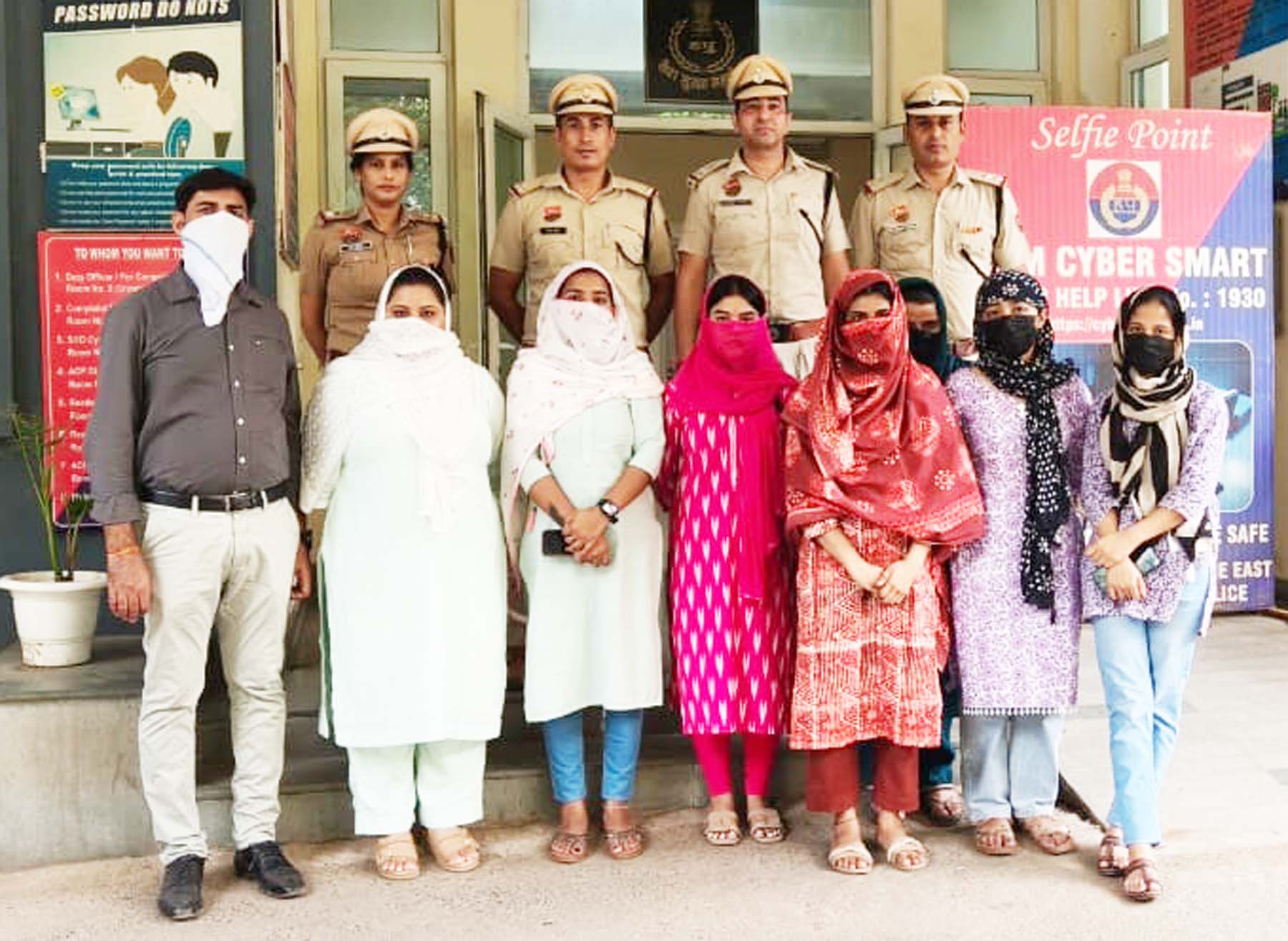 लोन रिकवरी एजेंसी की आड़ में लोगों को प्रताडि़त करने वाले कॉल सेंटर से पकड़ा गया स्टाफ। लोन रिकवरी एजेंसी की आड़ में लोगों को प्रताडि़त करने वाले कॉल सेंटर से पकड़ा गया स्टाफ।