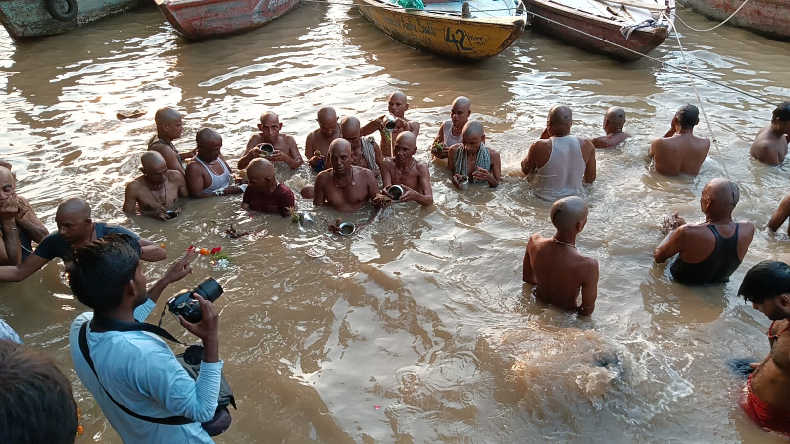त्रयोदशी का श्राद्ध करते लोग