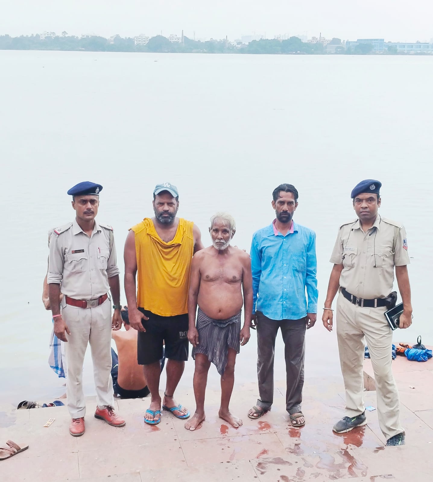 पुलिस की तत्परता ने बुजुर्ग की जान बचाई पुलिस की तत्परता ने बुजुर्ग की जान बचाई