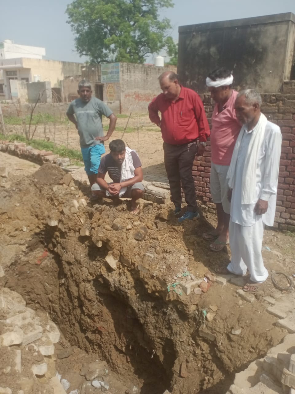 लीकेज को ठीक करते हुए कर्मचारी। लीकेज को ठीक करते हुए कर्मचारी।