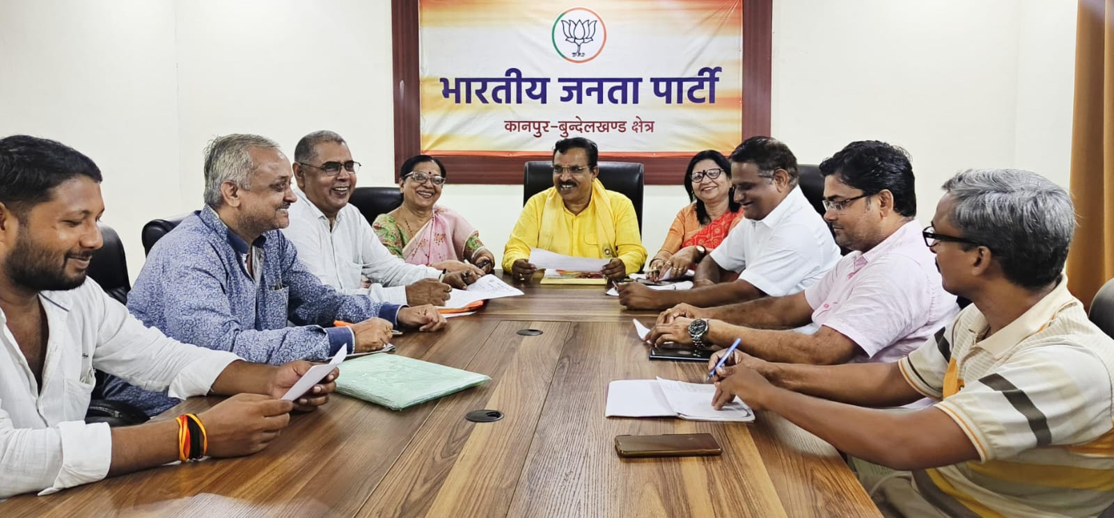 बैठक करते अध्यक्ष प्रकाश पाल व अन्य का छायाचित्र