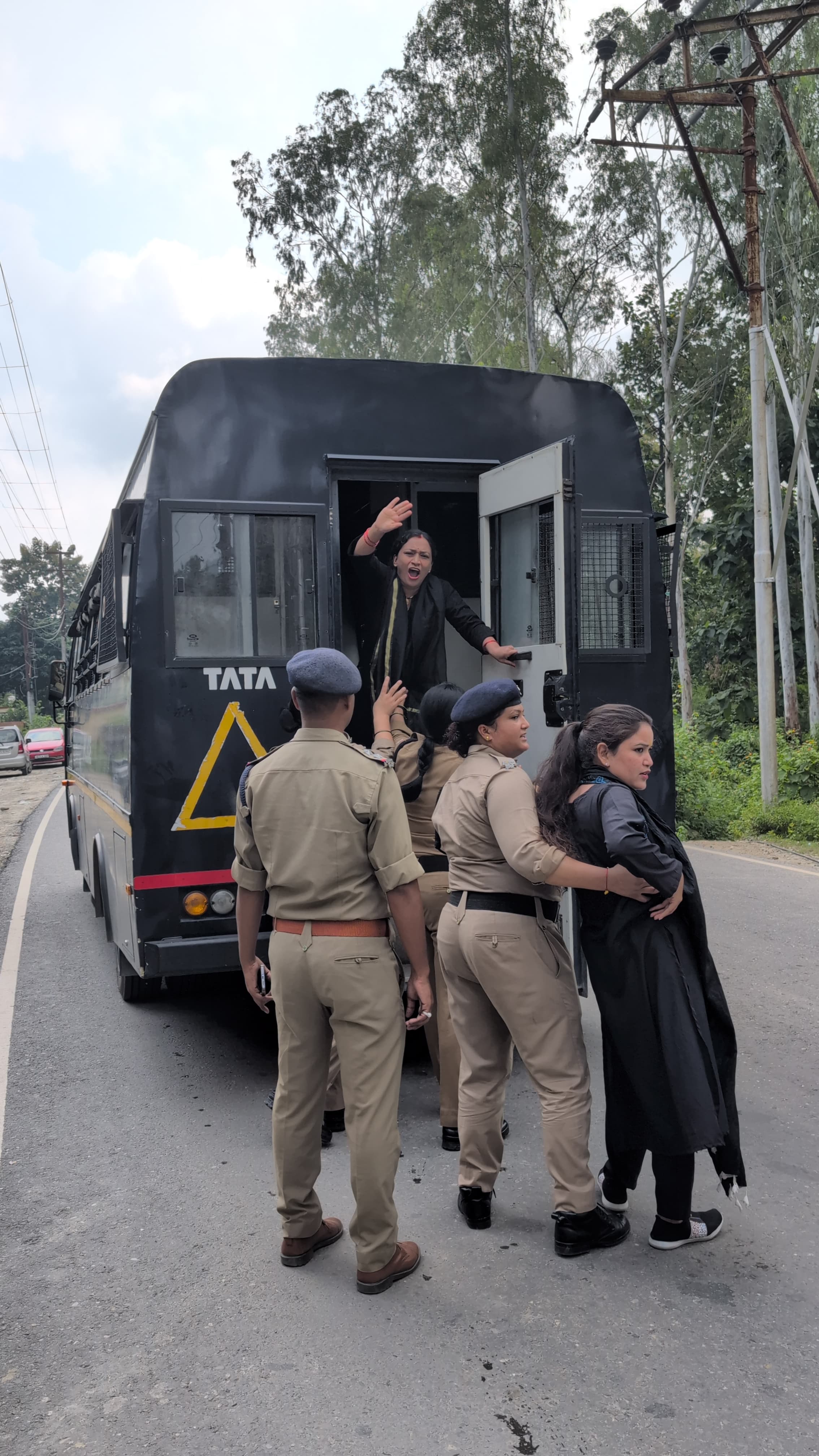 मुख्यमंत्री पुष्कर धामी के हल्द्वानी दौरे का युवा काग्रेस कार्यकर्ताओं ने राष्ट्रीय सचिव मीमांशा आर्या युवा काग्रेस प्रदेश उपाध्यक्ष हेमन्त साहू के अगवाई में कार्यकर्ताओं ने जोरदार विरोध प्रदर्शन किया