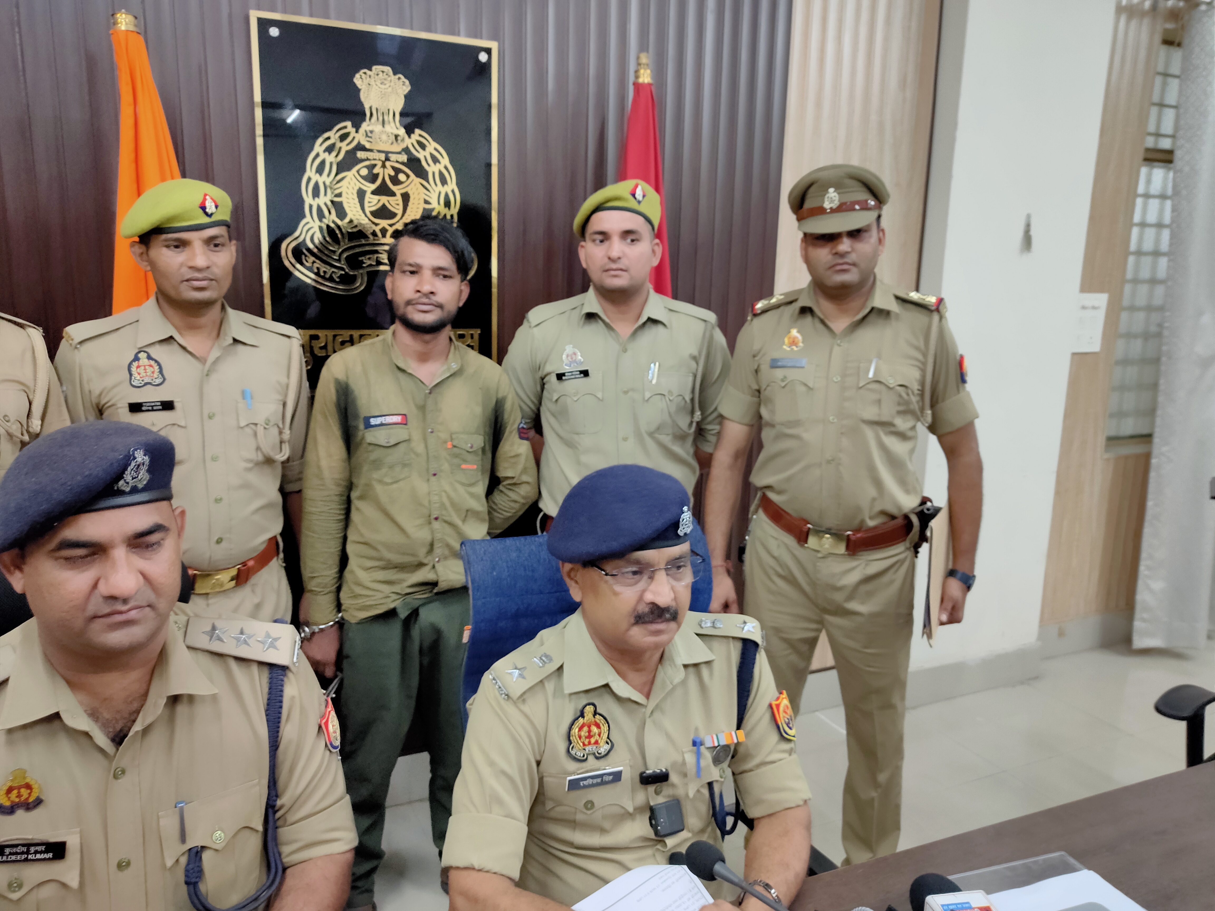 कम्पोजिट स्कूल में हुई चोरी का खुलासा करते एसपी सिटी व सीओ सिविल लाइन और पुलिस गिरफ्त में आरोपित।