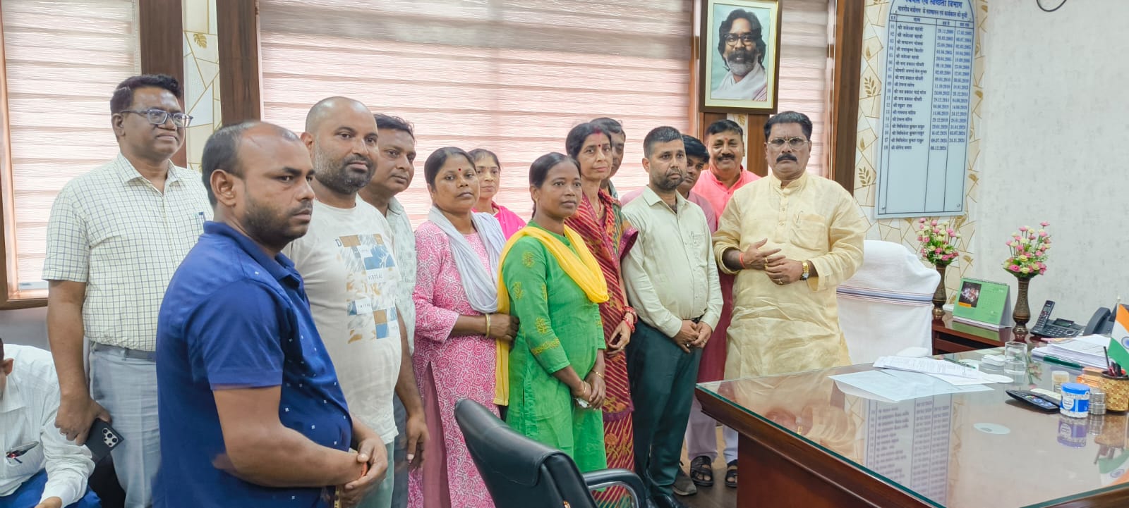 मंत्री से बात करते संघ का शिष्‍टमंडल