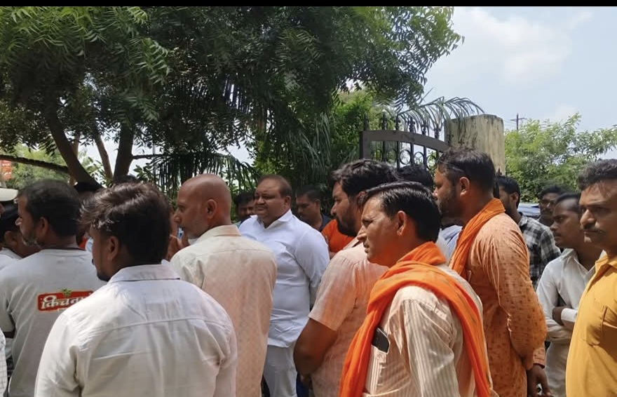 पोस्टमार्टम हाउस पर मौजद परिवारवाले और भाजपा विधायक