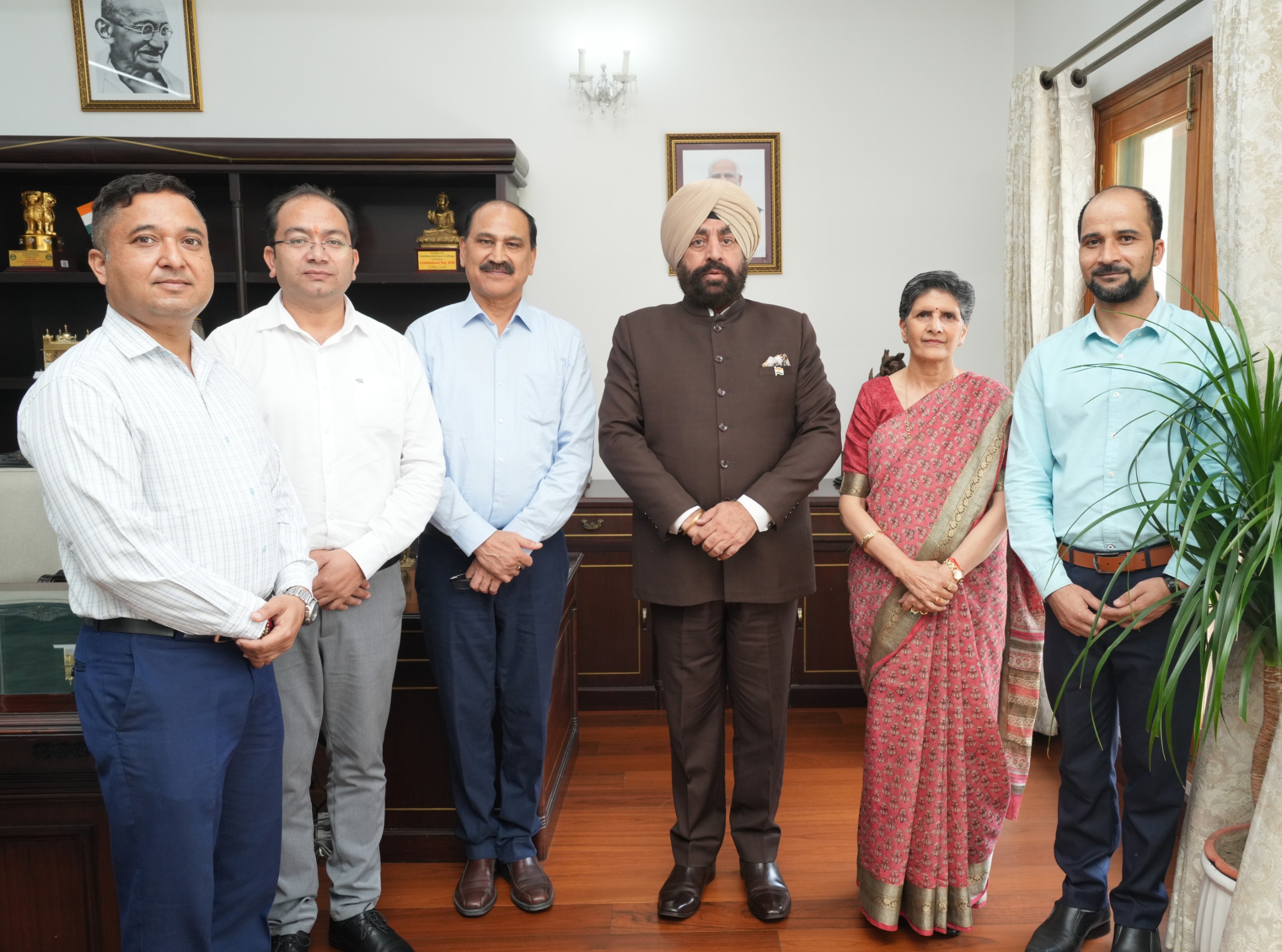 राज्यपाल विशेषज्ञों के साथ राजभवन में हिमालय संरक्षण और संवर्धन पर चर्चा कार्यक्रम में।