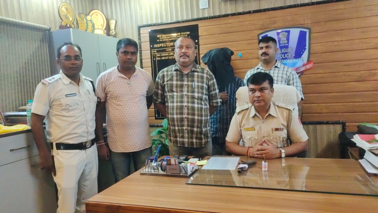गिरफ्तार आरोपित के साथ थाना प्रभारी और पुलिसकर्मी 