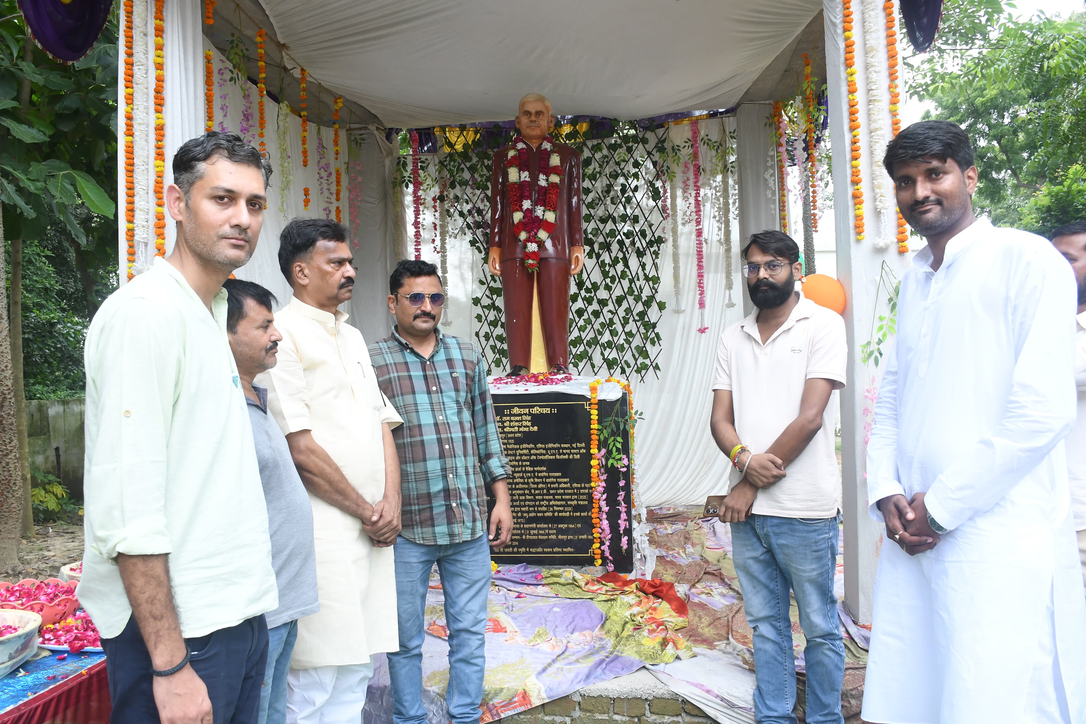 मूर्ति पर मौजूद वरिष्ठ जन मूर्ति पर मौजूद वरिष्ठ जन