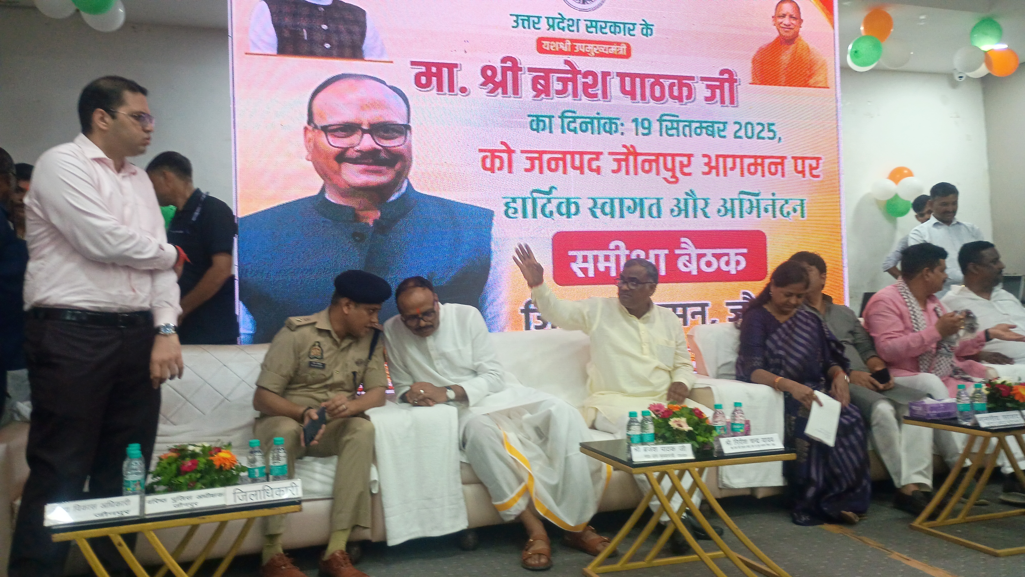 उप मुख्यमंत्री बृजेश पाठक प्रेक्षागृह में आयोजित कार्यक्रम में बैठक लेते हुए